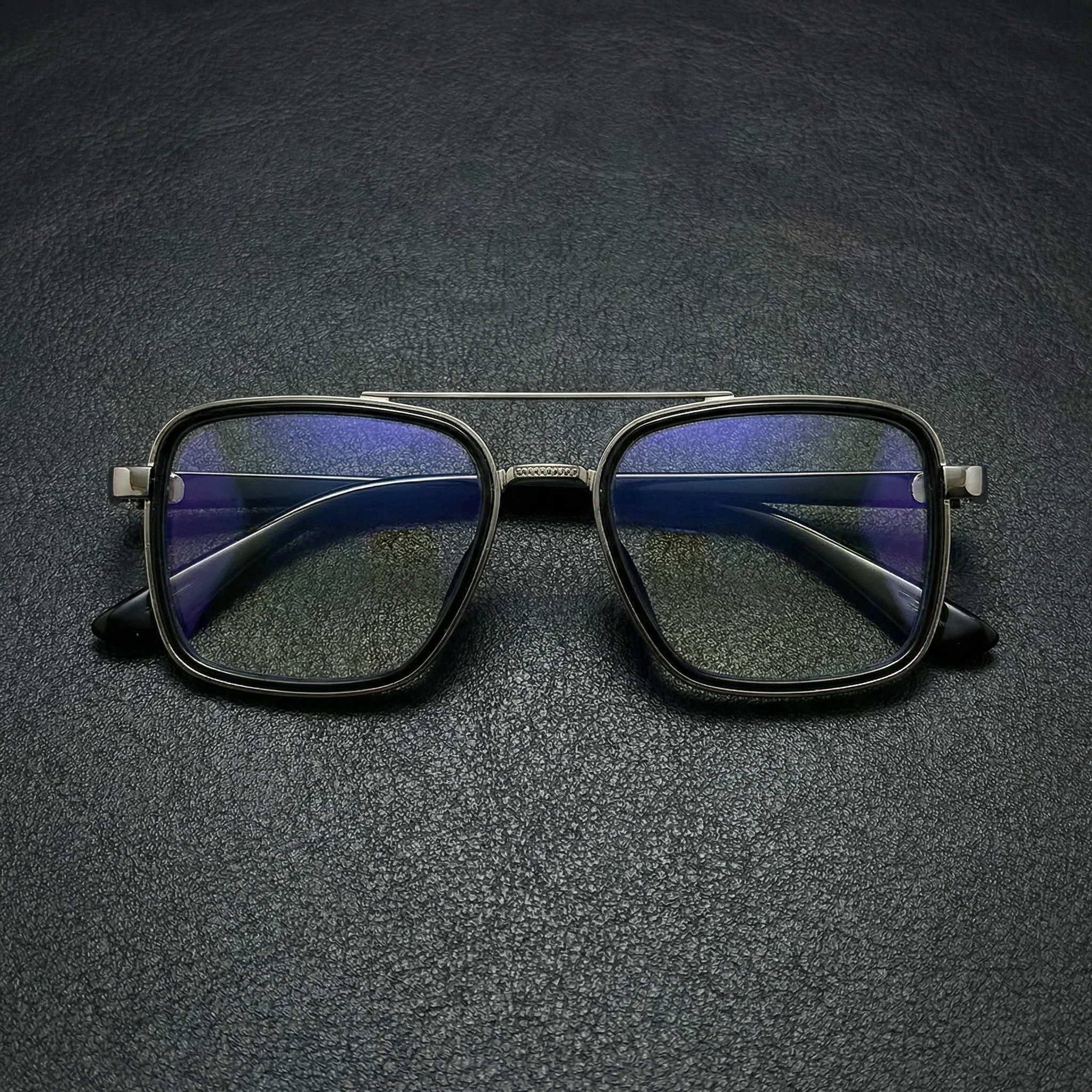 Gafas de sol Tony Stark sobre una mesa