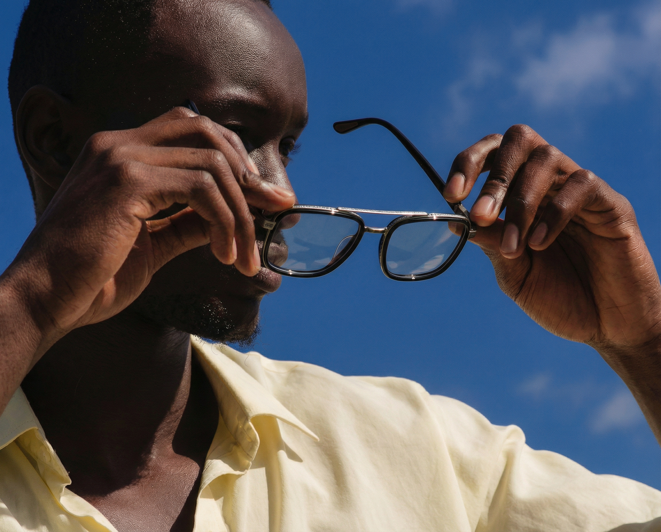 Primer plano de lentes con certificación UV
